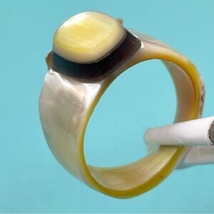 Beautiful Unsigned Made In Philippines Mother of Pearl Molded Ring Sz 6
